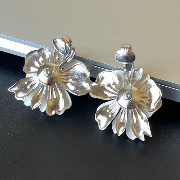 Vintage Sarah Coventry White Silver MCM Flower Pin Brooch Earrings Set - Picture 8 of 10